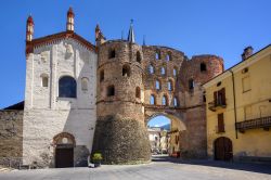 L'antica Porta Savoia di origine romana e la Cattedrale di Susa in Piemonte.