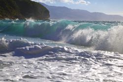 Onda potente sul mare Ionio a Ksamil in Albania