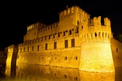 Fotografia notturna della Rocca Sanvitale a Fontanellato - © lsantilli / Shutterstock.com