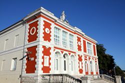 Antico edificio di Porec, Croazia. La ricchezza di questa cittadina istriana si misura con il suo patrimonio architettonico, qui radicato da millenni - © Tupungato / Shutterstock.com