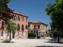 Murano: un gioiello di arte e storia nella Laguna di Venezia - la località di Murano, con le sue sette isole e i suoi 4.500 abitanti, è uno dei più vasti e più popolosi ...