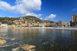 Veduta dalla spiaggia di Recco, Genova, Liguria. Compresa fra gli abitati di Sori e Camogli, questo villaggio si estende a ovest del promontorio del monte di Portofino.


