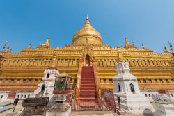 Shwezigon Pagoda a Bagan, Myanmar. Interamente rivestito in oro, questo bel tempio sorge su una grande terrazza quadrata al centro della quale si innalza lo stupa circondato da altri edifici ...