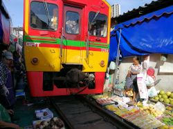 Si chiama Talad Rom Hoop, il famoso mercato del Treno in Thailandia ad ovest di Bangkog, Maekhlong