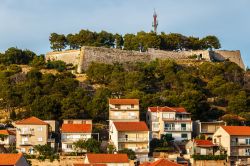 La città di Sibenik (Croazia) è dominata dalla fortezza di San Michele, antica struttura militare medievale.