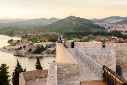 La città di Sibenik (Dalmazia, Croazia) vista dalla fortezza di San Michele - foto © isa_ozdere / Shutterstock.com