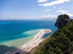 Scorcio che mostra la barra di sabbia sul mare di Tindari (Sicilia) - Sembra lo sbaglio di un pittore che, intento a dipingere una vista panoramica del mar tirreno, ha lasciato che un pennello ...