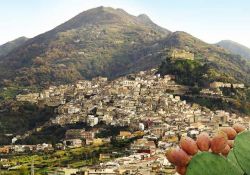 Sicilia, provincia di Messina:  il borgo di Santa Lucia del Mela e il suo castello, con i rilievi dei Monti Peloritani in secondo piano - © Gianmarco Amico / www.santaluciadelmelaturismo.it ...