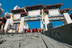 Kowloon, Hong Kong: fedeli pregano al Sik Sik Yuen Wong Tai Sin Temple, uno dei principali della città - © SAHACHATZ / Shutterstock.com