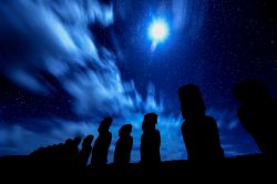 Silhouette by night delle statue Moai sull'isola di Pasqua, Cile. Questi grandi busti variano di dimensione fra i 5 e i 10 metri di altezza  - © 192942389 / Shutterstock.com