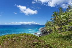 Silhouette Island (Seychelles): uno scorcio dell'oceano con la costa rocciosa e la foresta tropicale - © Serge Vero / Shutterstock.com