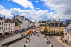 Porta-Nigra-Platz e Simeonstrasse viste dalla Porta Nigra di Trier (Treviri), Germania. Siamo nel cuore del centro storico della cittadina tedesca.
