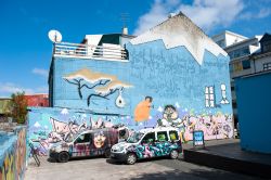Simpatici murales e auto a noleggio decorate con graffiti, Reykjavik (Islanda) - © Daria Medvedeva / Shutterstock.com