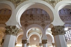Un particolare della Sinagoga di Santa Marìa La Blanca a Toledo, nella Comunità Autonoma di Castiglia-La Mancia. Fondata nel 1180 in stile mudejar, a cinque navate, fu trasformata ...