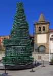 Un singolare monumento costruito con le bottiglie vuote del sidro a Gijon, Spagna - © Andrew Babble / Shutterstock.com