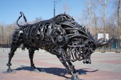 La singolare scultura di un toro collocata sulla passeggiata della città di Blagoveshchensk, Russia - © URRaL / Shutterstock.com