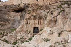 Sito archeologico di Bosra, Siria. Rovine di sculture scolpite nella roccia.
