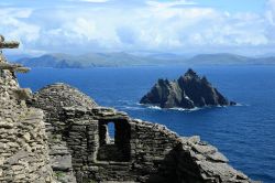 Il fascino medievale di Skellig Michael l'isola remota, Patrimonio dell'Umanità dell'UNESCO, posta al largo delle coste dell'Irlanda. Più indietro la più ...