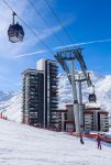 Ski-lift al villaggio di Les Menuires, Val Thorens, Francia, in una giornata di sole - © nikolpetr / Shutterstock.com