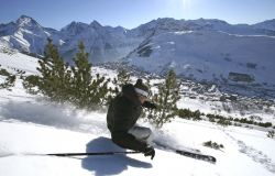 Uno sciatore in azione sulle piste alle Deux ...