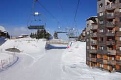 Ski lifts e appartamenti in legno nell'area sciistica di Avoriaz, Portes du Soleil, Francia.
