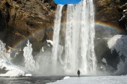 Skogafoss, la grande cascata di Skogar, fotografata in inverno.  Siamo sulla costa sud dell'Islanda