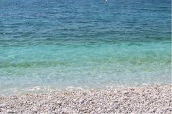 Skoutari Beach un tratto con ghiaia della spiaggia del peloponneso