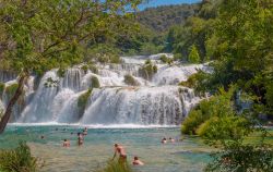 Skradinski Buk in una giornata di sole, Krka National Park, Croazia. Delle 7 cascate del fiume Krka, è la più conosciuta nonché l'ultima e la più grande. Le barriere ...