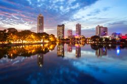 Skyline al tramonto della città di Colombo e del lago Beira, Sri Lanka. Il lago sorge al centro della capitale singalese.



