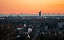 Skyline al tramonto di Augusta con le montagne sullo sfondo, Germania.
