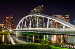 Skyline by night della città di Columbus (stato dell'Ohio) con il Bicentennial Park Bridge.
