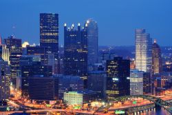 Skyline by night di Pittsburgh, Pennsylvania: è conosciuta anche come la Città d'Acciaio e la Città dei Ponti ed è una delle più vivibili località ...