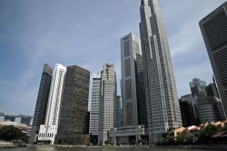 Skyline cittadino dal fiume Singapore su cui ci si può imbarcare per un piacevole e rilassante tour - © Sonja Vietto Ramus
