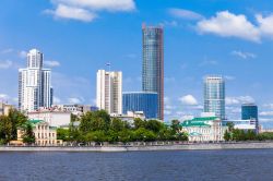 Skyline del centro città di Ekaterinburg, Russia, e del fiume Iset. E' la quarta città più grande del paese.

