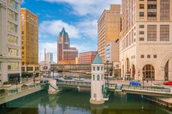 Skyline del centro cittadino di Milwaukee, stato del Wisconsin (Stati Uniti d'America). E' conosciuta per essere la città delle Harley-Davidson e di Happy Days. 
