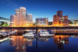 Skyline del complesso Zollhof a Dusseldorf, Germania. Qui si trovano alcune delle architetture più caratteristiche della città: gli edifici sono stati costruiti su progetto dell'architetto ...