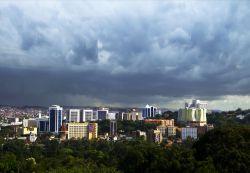 Skyline del distretto degli affari di Kampala, Uganda, in una giornata nuvolosa.


