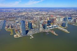 Skyline del New Jersey in elicottero sul fiume Hudson, USA. Lungo 507 km, grazie a un sistema di canalizzazioni mette in collegamento il lago Ontario con l'Oceano Atlantico.



