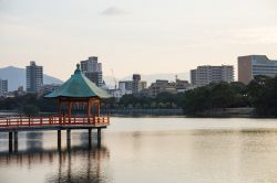 Skyline del Parco Ohori a Fukuoka, Giappone. Costruito nel 1929, è formato da un grande specchio d'acqua che riprende le forme del lago Xi Hi, un lago cinese.

