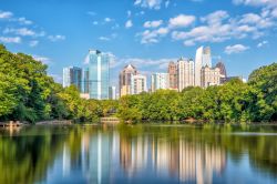 Skyline della città americana di Atlanta (Georgia) fotografata da un parco.
