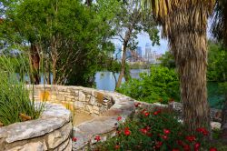 Skyline della città di Austin dallo Zilker Park, Texas (USA). Qui ci si può rilassare con una passeggiata a piedi (o in bici) lungo il lago Lady Bird.

