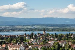 Skyline della città di Murten, Svizzera. Una bella veduta del Lago di Murten nel cantone di Friburgo.




