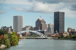 Skyline della città di Rochester, New York, con il fiume Genesee in primo piano (USA).
