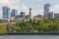 Skyline della città di Samara con il fiume Volga, Russia.

