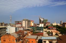 Skyline della cittadina di Conakry, capitale della Guinea. Questa località è famosa per i suoi giardini botanici - © Mustapha GUNNOUNI / Shutterstock.com