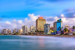 Skyline della cittadina di San Juan con Condado Beach, Porto Rico. Siamo a nord di Aguas Buenas e di Caguas; oggi San Juan è il più importante porto dell'isola oltre che il ...