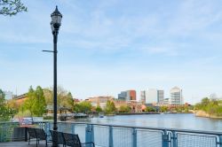 Skyline della cittadina di Wilmington lungo il fiume Christiana, Delaware, Stati Uniti. Questa località è il capoluogo della contea di New Castle.



