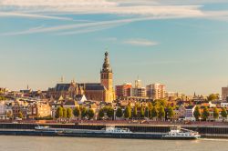 Skyline della cittadina olandese di Nijmegen al tramonto con il fiume Waal.

