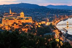 Skyline di Budapest al tramonto - Sarà per il fascino del grande Danubio blu, per i monumenti storici, la posizione geografica o i locali ospitati sul territorio cittadino...Budapest ...