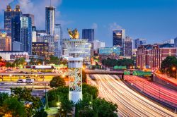 Skyline di Atlanta con la sua Interstate 85, Georgia, Stati Uniti d'America. Quest'autostrada americana si estende per oltre mille chilometri e collega Montgomery con Petersburg passando ...